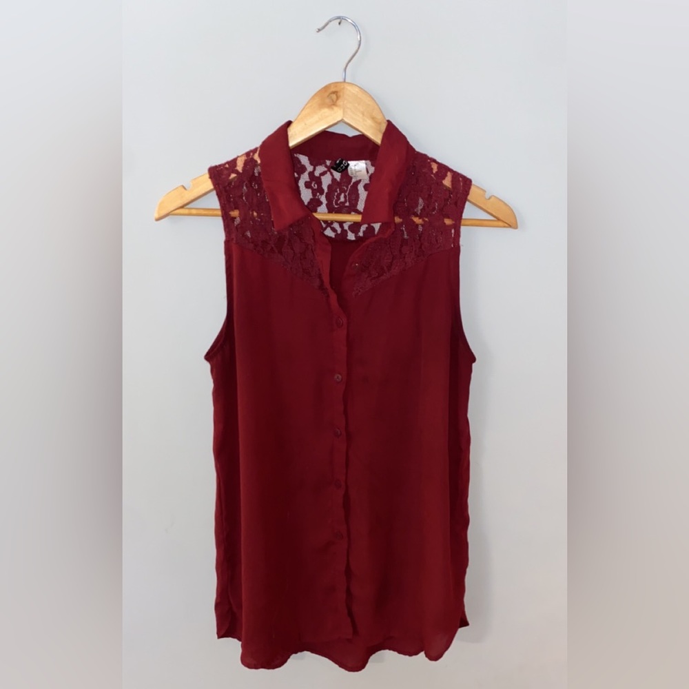💙 H&M Burgundy Sleeveless Button Down Blouse